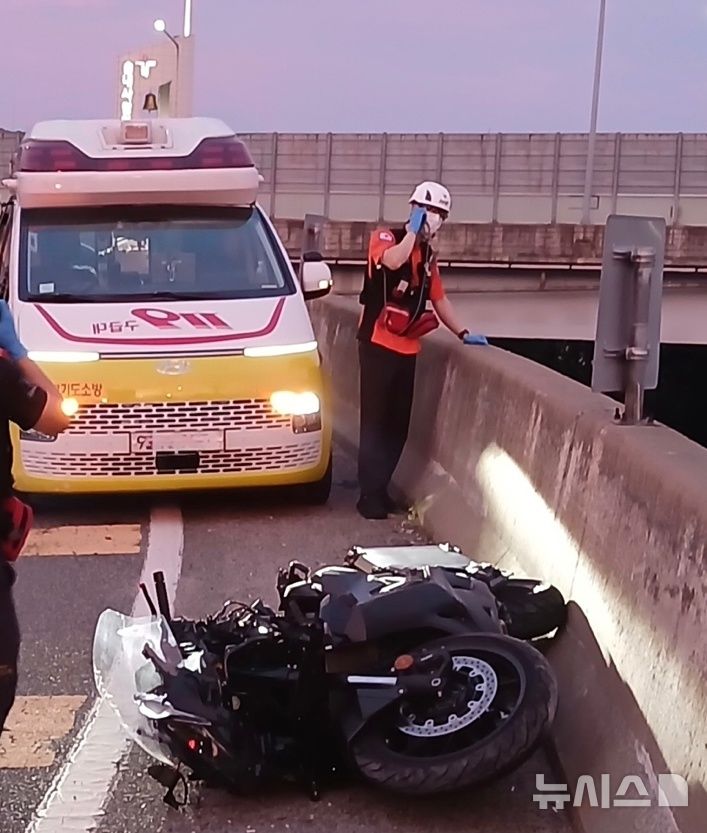 [부천=뉴시스] 정일형 기자 = 부천 송내동 고가에서 오토바이 사고 모습. (사진은 부천소방서 제공)