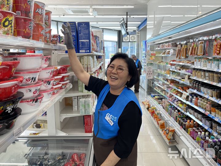 [시흥=뉴시스] 시흥시가 ‘노인 일자리 및 사회활동 지원사업’ 평가에서 대상을 차지한 가운데 노인 일자리 사업에 참여한 한 어르신이 즐거운 표정을 짓고 있다. (사진=시흥시 제공). 2025.07.13. photo@newsis.com *재판매 및 DB 금지