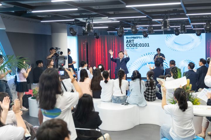 [광명=뉴시스] 박승원 광명시장이 12일 '청소년예술창작소' 개소식에 참석해 참석자들과 인사하고 있다.(사진=광명시 제공)2025.07.13.photo@newsis.com&nbsp; *재판매 및 DB 금지