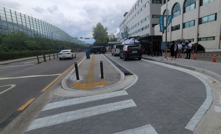 [서울=뉴시스] 시행 후 별도 약국 승하차장 운영. 2025.07.13. (사진=송파구 제공) *재판매 및 DB 금지