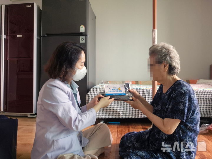 [시흥=뉴시스] 경기 시흥시가 불볕더위에 따른 건강 취약층의 관리를 강화한 가운데 방문간호사가 해당 가정을 방문해 불볕더위 대비 물품을 전달하면서 건강 여부를 살피고 있다.(사진=시흥시 제공). 2025.07.13. photo@newsis.com *재판매 및 DB 금지