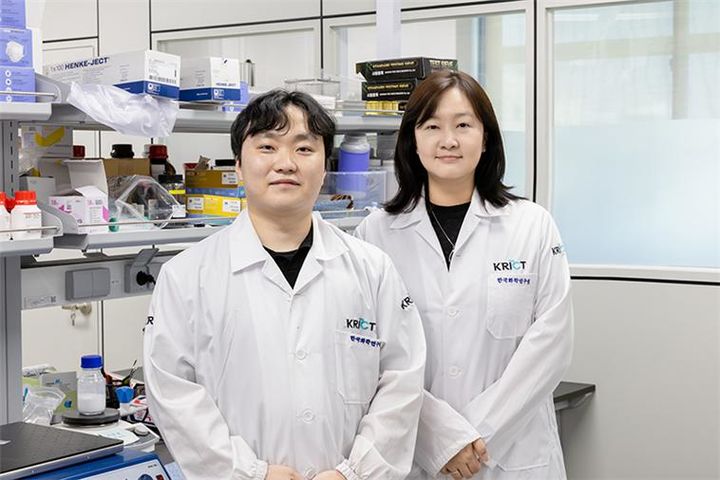 [대전=뉴시스] 배터리 폭발을 막는 세계 최초 전사인쇄 방식의 리튬 보호막 제조 기술을 개발해 국제 학술지에 연구 성과를 발표한 최준영(왼쪽) 학생연구원(1저자)과 화학연 석정돈 책임연구원(교신저자). *재판매 및 DB 금지