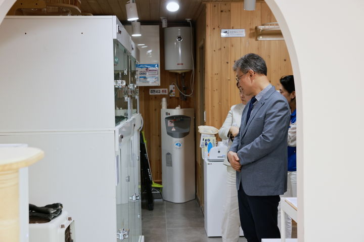 [서울=뉴시스] 장인홍 구로구청장이 구로댕냥이네를 둘러보고 있다. 2025.07.13. (사진=구로구 제공) *재판매 및 DB 금지