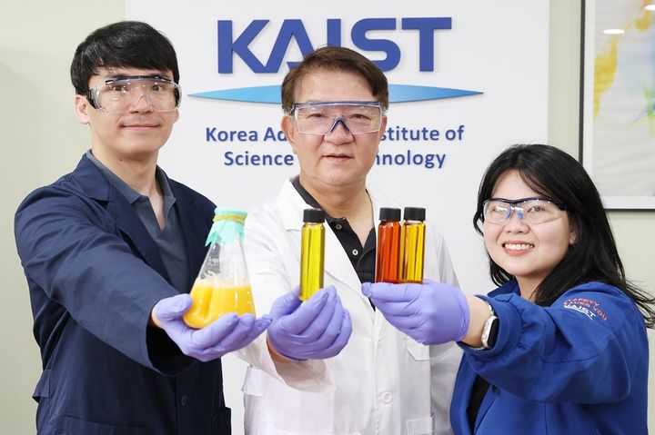 [대전=뉴시스] KAIST가 미생물 안전균주로 고효율의 루테인을 대량생산할 수 있는 기술을 확보했다. 사진은 (왼쪽부터)은현민 박사과정, 이상엽 특훈교수, 신디 박사.(사진=KAIST 제공) *재판매 및 DB 금지