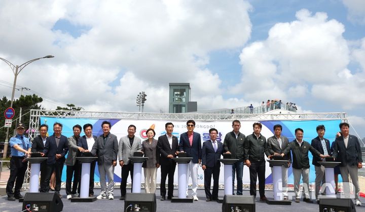 [포항=뉴시스] 송종욱 기자 = 경북 포항시가 지난 12일 18년 만에 송도해수욕장 재개장과 바다시청 준공식을 개최했다. 사진은 송도해수욕장 개장식에서 이강덕 시장과 김일만 시의장, 김정재·이상휘 국회의원, 시도의원, 기관 단체장이 개장 기념 퍼포먼스를 하는 모습. (사진=포항시 제공) 2025.07.13. photo@newsis.com