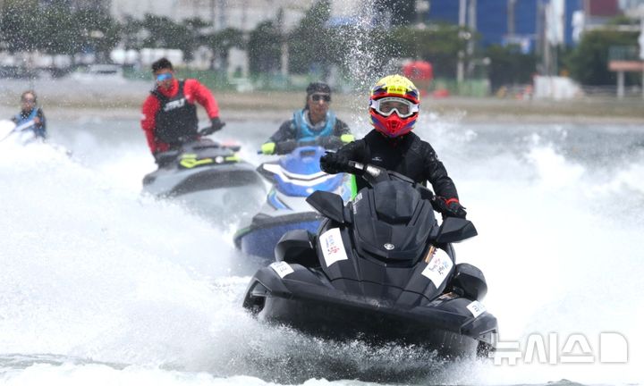 [포항=뉴시스] 송종욱 기자 = 경북 포항시는 지난 12일 18년 만에 송도해수욕장 재개장식과 바다시청 준공식을 개최했다. 사진은 이강덕 시장이 송도해수욕장 재개장을 기념하고 해양 레저 관광 활성화를 기원하며 직접 제트스키를 운전하며 퍼포먼스를 벌이는 모습. (사진=포항시 제공) 2025.07.13. photo@newsis.com