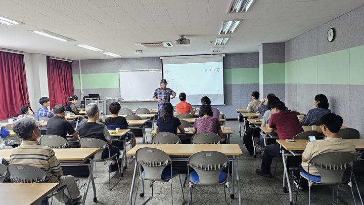 [대전=뉴시스]김명순 강사가 대전시민대학 시창작 교실 힐링포엠에서 수강생들에게 강의를 하고 있다. 2025. 07. 13 photo@newsis.com *재판매 및 DB 금지