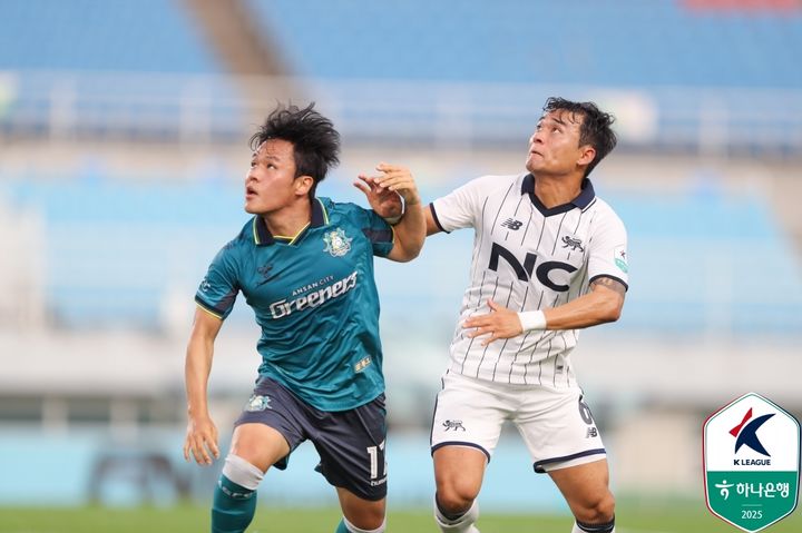 [서울=뉴시스] 프로축구 K리그2 안산 그리너스의 류승완(왼쪽), 서울이랜드FC의 채광훈. (사진=한국프로축구연맹 제공) *재판매 및 DB 금지