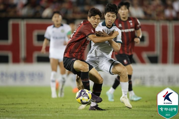 [서울=뉴시스] 프로축구 K리그2 부천FC1995의 박창준(왼쪽), 김포FC의 제갈재민. (사진=한국프로축구연맹 제공) *재판매 및 DB 금지