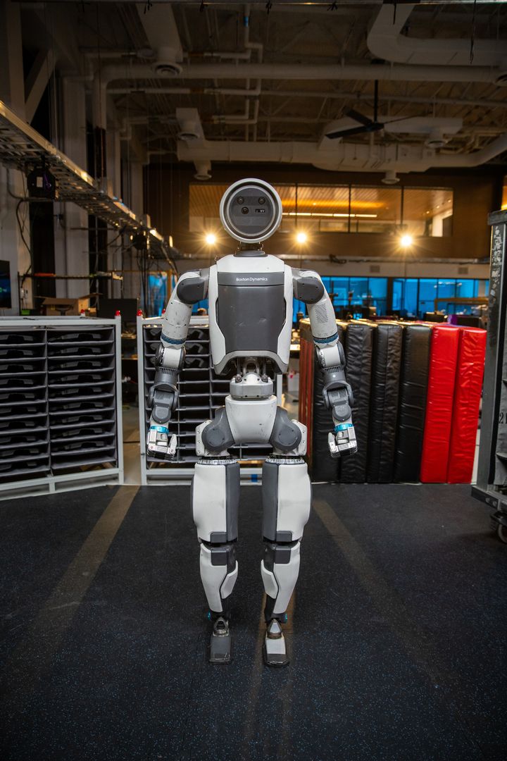 [서울=뉴시스] 21일(현지 시간) 뉴욕타임스(NYT)에 따르면 주요 은행들은 역대급 실적과 함께 AI를 통한 비용 절감과 인력 축소를 직접적으로 언급하고 있다. 사진은 보스턴다이나믹스가 제작한 이족보행 로봇 아틀라스로, 본문 내용과 무관하다. (사진=현대자동차 제공) 2026.04.22. *재판매 및 DB 금지