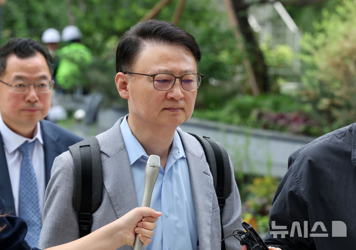 [서울=뉴시스] 배훈식 기자 = 구세현 전 웰바이오텍 대표이사가 13일 오전 서울 종로구 윤석열 전 대통령 부인 김건희 여사 의혹을 수사하는 민중기 특별검사팀 사무실에 출석하며 취재진의 질문을 받고 있다. 2025.07.13. dahora83@newsis.com