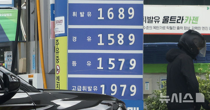 [서울=뉴시스] 김선웅 기자 = 지난 13일 서울 시내의 한 주유소에서 휘발유·경유가 판매되고 있다. 2025.07.13. mangusta@newsis.com