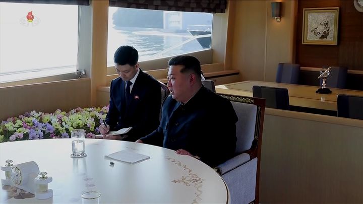 [서울=뉴시스] 김정은 북한 국무위원장이 지난 12일 북한 원산에서 세르게이 라브로프 러시아 외무장관을 접견했다고 13일 조선중앙TV가 보도했다. (사진=조선중앙TV 캡쳐) 2025.07.14. photo@newsis.com *재판매 및 DB 금지