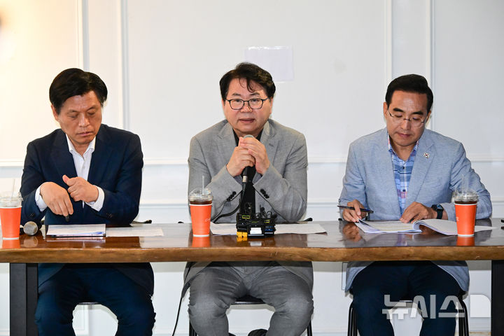 [서울=뉴시스] 김명원 기자 = 이한주 국정기획위원장이 13일 서울 종로구 자하문로 한 카페에서 열린 출입기자 간담회에서 발언하고 있다. 왼쪽은 조승래 대변인, 오른쪽은 박홍근 기획분과장. (공동취재) 2025.07.13. photo@newsis.com