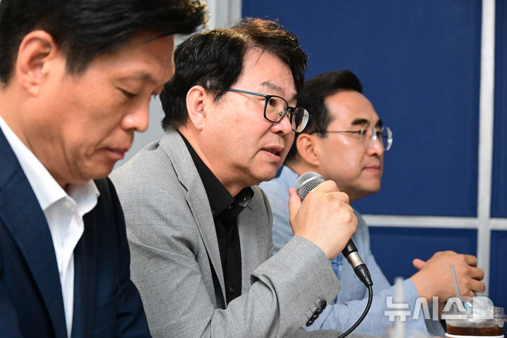 [서울=뉴시스] 김명원 기자 = 사진은 이한주 국정기획위원장(가운데)이 지난 13일 서울 종로구 자하문로 한 카페에서 열린 출입기자 간담회에서 발언하고 있는 모습. 왼쪽은 조승래 대변인, 오른쪽은 박홍근 기획분과장. (공동취재) 2025.07.13. photo@newsis.com