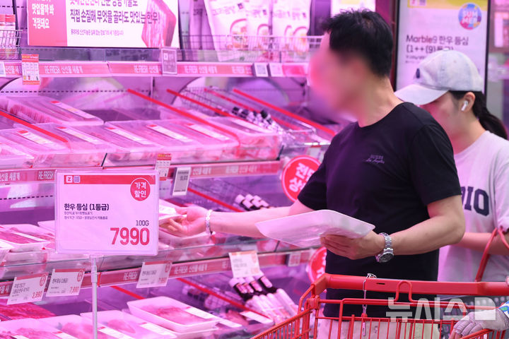 [서울=뉴시스] 권창회 기자 = 13일 서울 시내 대형마트에 진열된 한우. 최근 고물가에 외식 대신 집밥을 찾는 수요가 늘면서 올해 상반기 대형마트에서 한우가 매출 1~2위에 올라섰다. 2025.07.13. kch0523@newsis.com