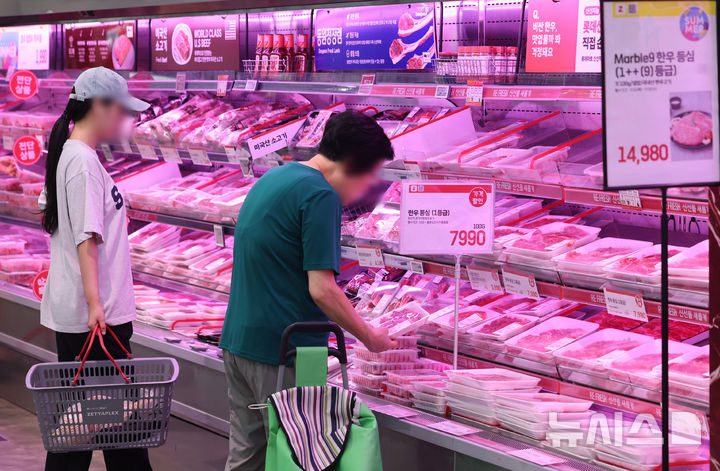 [서울=뉴시스] 권창회 기자 = 13일 서울 시내 대형마트에 진열된 한우. 최근 고물가에 외식 대신 집밥을 찾는 수요가 늘면서 올해 상반기 대형마트에서 한우가 매출 1~2위에 올라섰다. 2025.07.13. kch0523@newsis.com