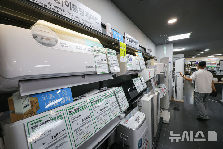 [서울=뉴시스] 권창회 기자 = 지난달 13일 서울 시내 대형마트에 진열된 에어컨. 올 여름 역대급 폭염이 이어지면서 가전 기업들의 에어컨 판매량도 크게 늘고 있다. 기업들은 에어컨 생산라인을 풀가동하며 수요에 적극 대응하고 있다. 2025.07.13. kch0523@newsis.com