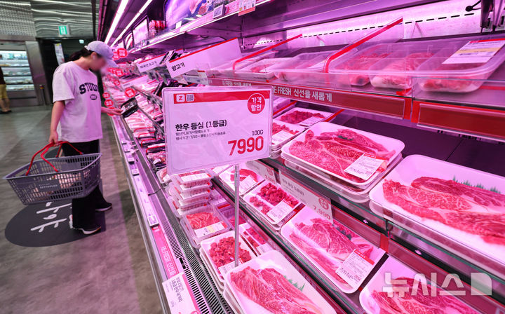 [서울=뉴시스] 권창회 기자 = 사진은 지난 13일 서울 시내 대형마트에 진열된 한우. 2025.07.13. kch0523@newsis.com