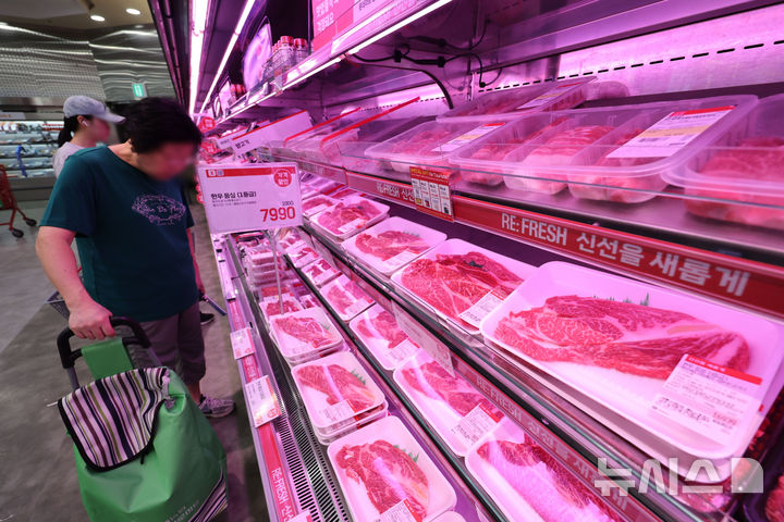 [서울=뉴시스] 권창회 기자 = 대형마트 정육 코너. 2025.07.13. kch0523@newsis.com