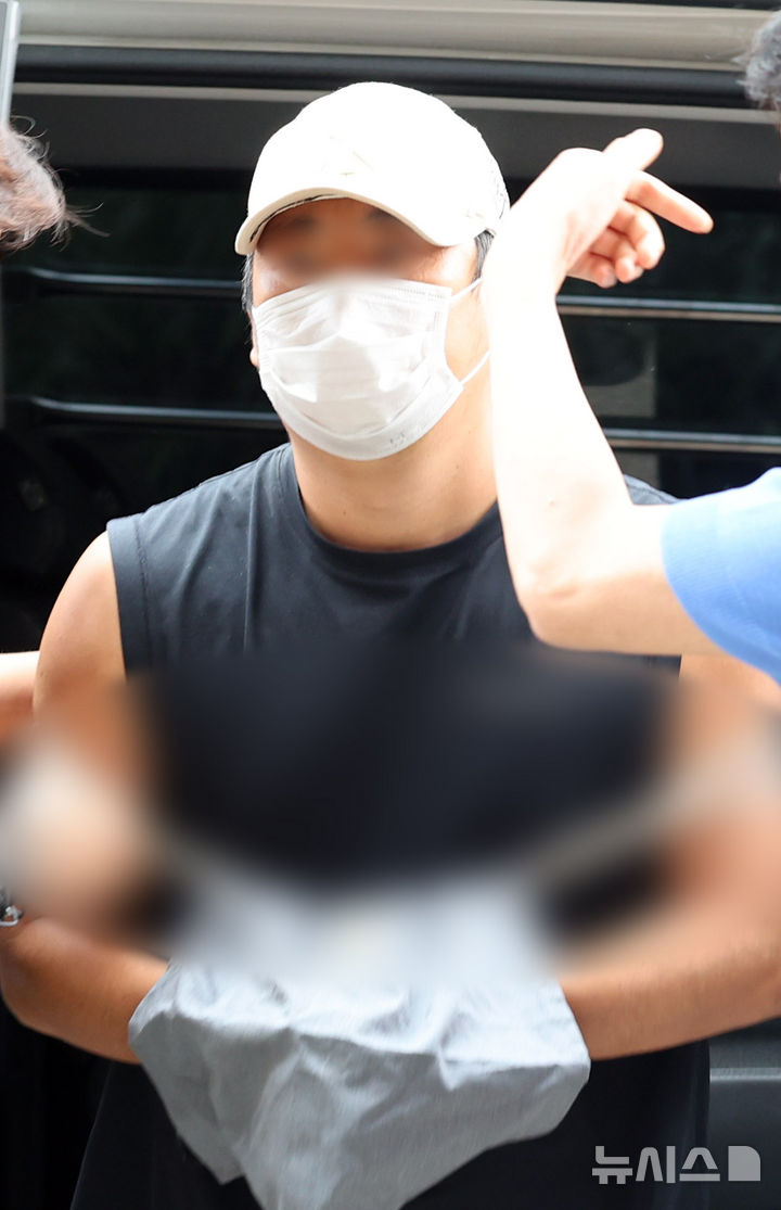 [서울=뉴시스] 전진환 기자 = 13일 오후 부천시 원미구 인천지방법원 부천지원으로 지난 10일 경기 김포시 한 단독주택에서 60∼70대 부모와 30대 형 등 일가족 3명을 흉기로 살해한 혐의를 받는 30대 A씨가 구속 전 피의자 심문(영장실질심사)을 받기 위해 출석하고 있다. 2025.07.13. amin2@newsis.com