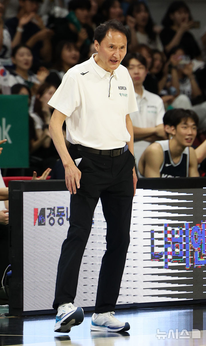[안양=뉴시스] 김선웅 기자 = 13일 경기 안양시 정관장 아레나에서 열린 하나은행 초청 2025 남자농구 국가대표 평가전 대한민국 vs 일본 2차전 경기, 대표팀 안준호 감독이 작전을 지시하고 있다. 2025.07.13. mangusta@newsis.com