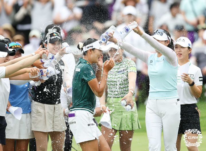 [서울=뉴시스] 황준선 기자 = 방신실이 13일 강원 정선군 하이원 컨트리클럽(파72)에서 열린 한국여자프로골프(KLPGA) 투어 하이원리조트 여자오픈에서 우승한 뒤 축하 물세례를 맞고 있다. (사진=KLPGA 제공) 2025.07.13. photo@newsis.com *재판매 및 DB 금지