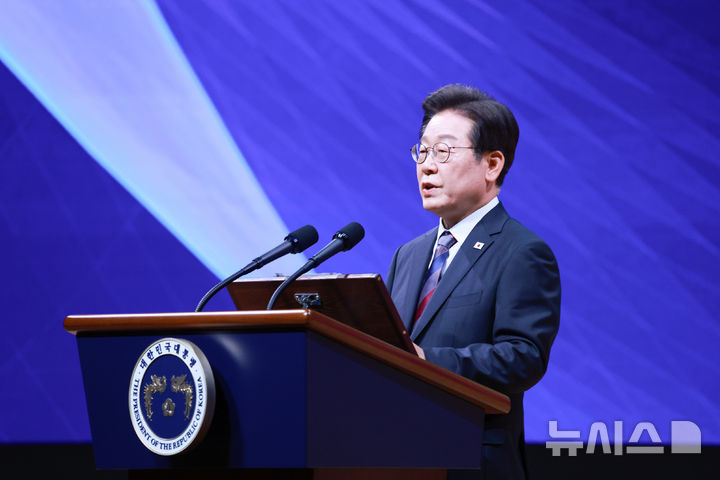 [서울=뉴시스] 고범준 기자 = 이재명 대통령이 13일 서울 강남구 코엑스에서 열린 2025 세계정치학회(IPSA) 서울총회 개막식에서 기조연설을 하고 있다. 2025.07.13. bjko@newsis.com