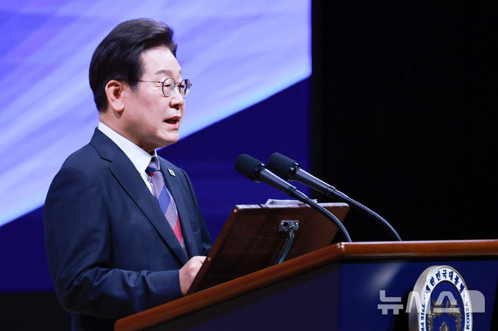 [서울=뉴시스] 고범준 기자 = 이재명 대통령이 13일 서울 강남구 코엑스에서 열린 2025 세계정치학회(IPSA) 서울총회 개막식에서 기조연설을 하고 있다. 2025.07.13. bjko@newsis.com