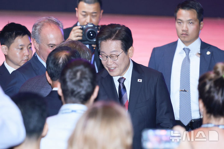 [서울=뉴시스] 고범준 기자 = 이재명 대통령이 13일 서울 강남구 코엑스에서 열린 2025 세계정치학회(IPSA) 서울총회 개막식에서 기조연설을 마친 뒤 참석자들과 인사를 나누고 있다. 2025.07.13. bjko@newsis.com