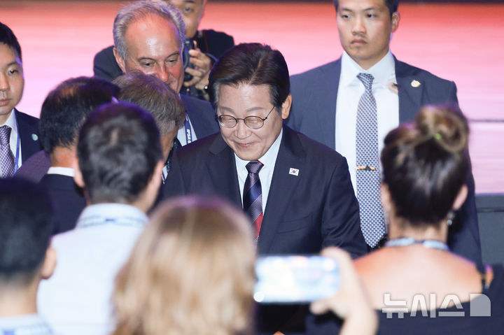 [서울=뉴시스] 고범준 기자 = 이재명 대통령이 13일 서울 강남구 코엑스에서 열린 2025 세계정치학회(IPSA) 서울총회 개막식에서 기조연설을 마친 뒤 참석자들과 인사를 나누고 있다. 2025.07.13. bjko@newsis.com