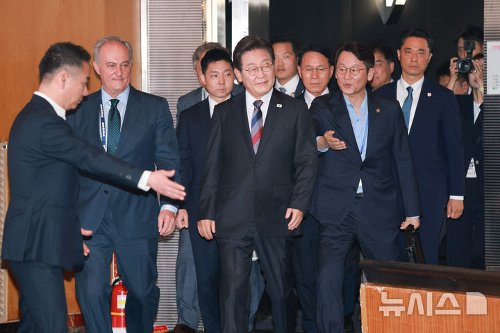 [서울=뉴시스] 고범준 기자 = 이재명 대통령이 13일 서울 강남구 코엑스에서 열린 2025 세계정치학회(IPSA) 서울총회 개막식에 참석하고 있다. 2025.07.13. bjko@newsis.com