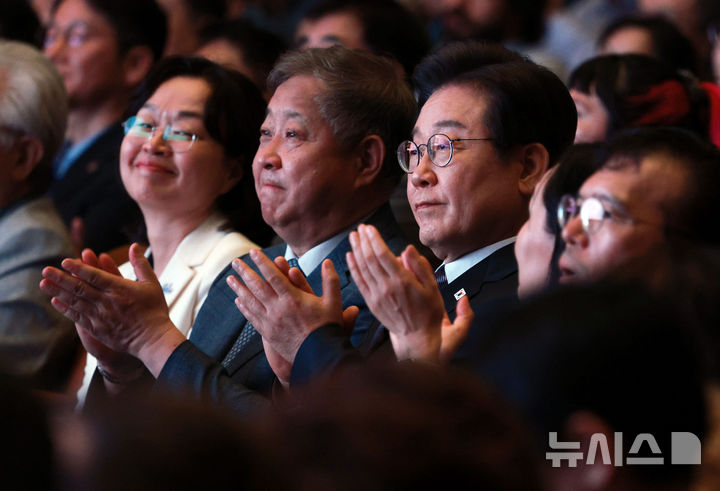 [서울=뉴시스] 고범준 기자 = 이재명 대통령이 13일 서울 강남구 코엑스에서 열린 2025 세계정치학회(IPSA) 서울총회 개막식에서 박수치고 있다. 2025.07.13. bjko@newsis.com