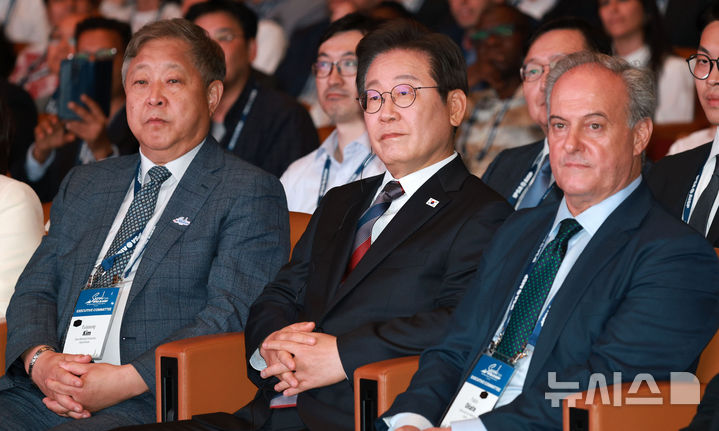 [서울=뉴시스] 고범준 기자 = 이재명 대통령이 13일 서울 강남구 코엑스에서 열린 2025 세계정치학회(IPSA) 서울총회 개막식에 참석하고 있다. 왼쪽부터 김의영 세계정치학회 서울총회 수석위원장, 이 대통령, 세계정치학회장인 파블로 오냐테 스페인 발렌시아대 교수2025.07.13. bjko@newsis.com