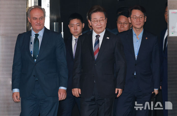 [서울=뉴시스] 고범준 기자 = 이재명 대통령이 13일 서울 강남구 코엑스에서 열린 2025 세계정치학회(IPSA) 서울총회 개막식에 참석하고 있다. 2025.07.13. bjko@newsis.com
