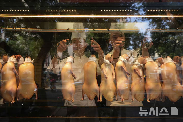 [베이징=AP/뉴시스] 유럽연합(EU)이 중국산 오리고기에 대한 반덤핑 조사에 착수했다. 전기차를 중심으로 이어져 온 EU와 중국 간 무역 갈등이 농축산물 분야로까지 확산하는 양상이다. 사진은 지난해 7월13일 베이징 도심 오리고기 전문점의 모습. 2026.07.10 