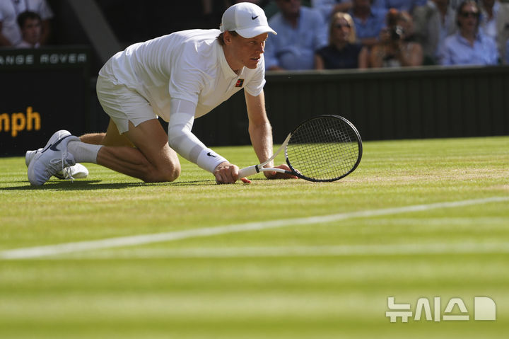 [런던=AP/뉴시스] 얀니크 신네르(1위·이탈리아)가 13일(현지 시간) 영국 런던 올잉글랜드 클럽에서 열린 2025 윔블던 테니스 대회 남자 단식 결승전 카를로스 알카라스(2위·스페인)와의 경기에서 1세트를 내준 후 아쉬워하고 있다. 신네르는 결승에서 3연패를 노리는 카를로스 알카라스(2위·스페인)에게 3-1(4-6 6-4 6-4 6-4) 역전승을 거두고 윔블던 첫 우승을 차지했다. 2025.07.14.