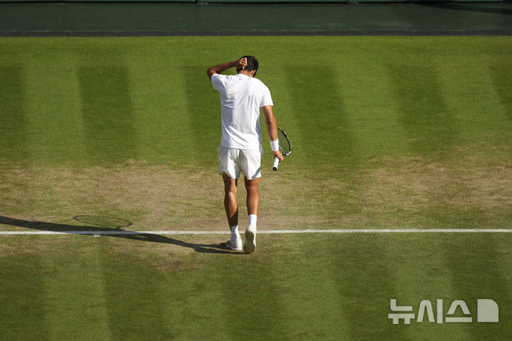 [런던=AP/뉴시스] 카를로스 알카라스(2위·스페인)가 13일(현지 시간) 영국 런던 올잉글랜드 클럽에서 열린 2025 윔블던 테니스 대회 남자 단식 결승전 얀니크 신네르(1위·이탈리아)와의 경기에서 점수를 내준 후 아쉬워 하고 있다. 2025.07.14. 