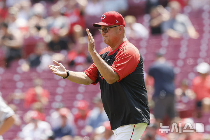 신시내티 레즈의 테리 프랑코나 감독이 13일(현지 시간) 미국 오하이오주 신시내티 그레이트 아메리칸 볼파크에서 열린 2025 MLB 콜로라도 로키스와의 홈 경기 6회말 투수 교체를 위해 마운드로 걸어 나가고 있다. 이날 신시내티가 콜로라도를 4-2로 제압, 프랑코나 감독은 리그 통산 2000승을 달성했다. 2025.07.14.