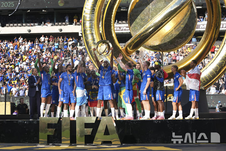 [이스트 러더퍼드=AP/뉴시스] 2025 국제축구연맹(FIFA) 클럽월드컵 우승 세리머니를 하는 잉글랜드 프로축구 프리미어리그(EPL) 첼시 선수단. 2025.07.13.