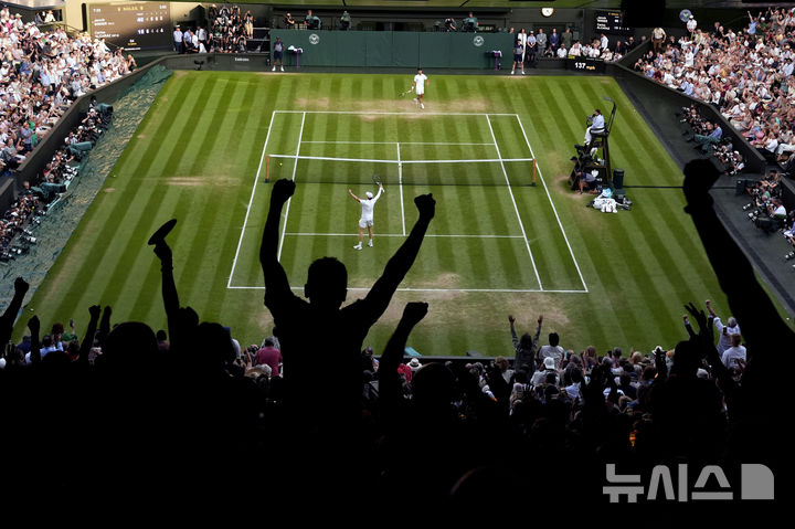 [런던=AP/뉴시스] 얀니크 신네르(1위·이탈리아)가 13일(현지 시간) 영국 런던 올잉글랜드 클럽에서 열린 2025 윔블던 테니스 대회 남자 단식 결승전 카를로스 알카라스(2위·스페인)와의 경기에서 승리한 뒤 환호하고 있다. 신네르는 결승에서 3연패를 노리는 카를로스 알카라스(2위·스페인)에게 3-1(4-6 6-4 6-4 6-4) 역전승을 거두고 윔블던 첫 우승을 차지했다. 2025.07.14.