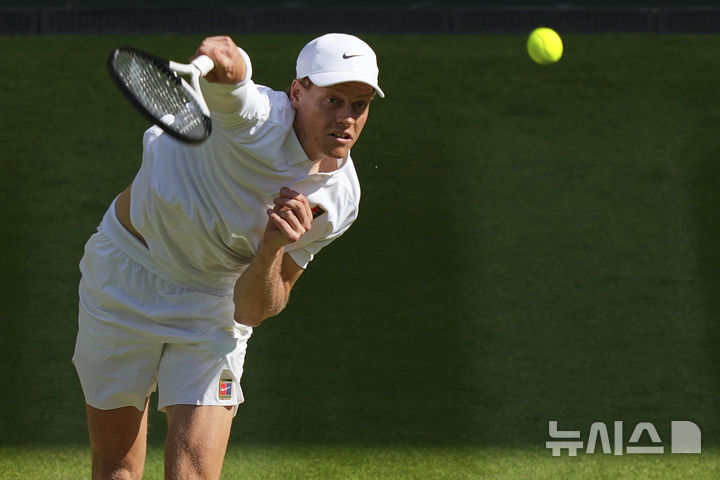 [런던=AP/뉴시스] 얀니크 신네르(1위·이탈리아)가 13일(현지 시간) 영국 런던 올잉글랜드 클럽에서 열린 2025 윔블던 테니스 대회 남자 단식 결승전 카를로스 알카라스(2위·스페인)와의 경기에서 서브하고 있다. 신네르는 결승에서 3연패를 노리는 카를로스 알카라스(2위·스페인)에게 3-1(4-6 6-4 6-4 6-4) 역전승을 거두고 윔블던 첫 우승을 차지했다. 2025.07.14.