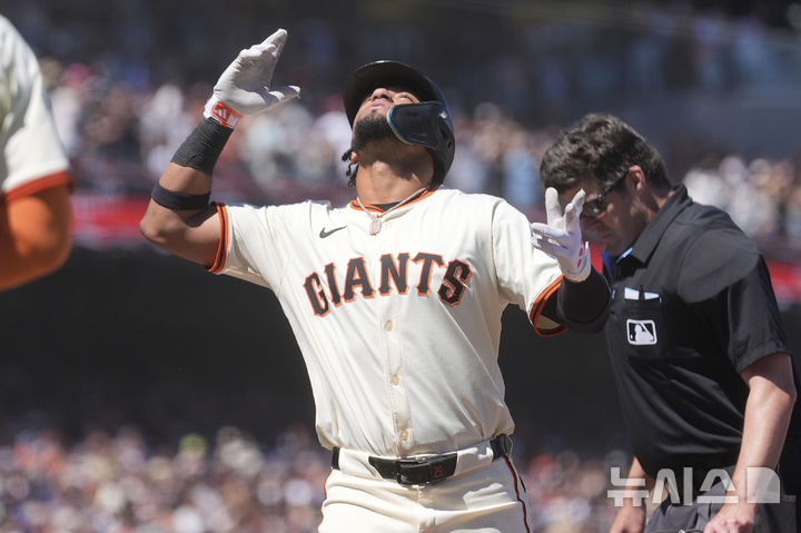 [샌프란시스코=AP/뉴시스] 샌프란시스코 자이언츠의 루이스 마토스가 13일(현지 시간) 미 캘리포니아주 샌프란시스코 오라클 파크에서 열린 2025 메이저리그(MLB) 샌프란시스코 자이언츠와의 경기에서 9회말 동점 2점 홈런을 친 뒤 기뻐하고 있다. 2025.07.14.