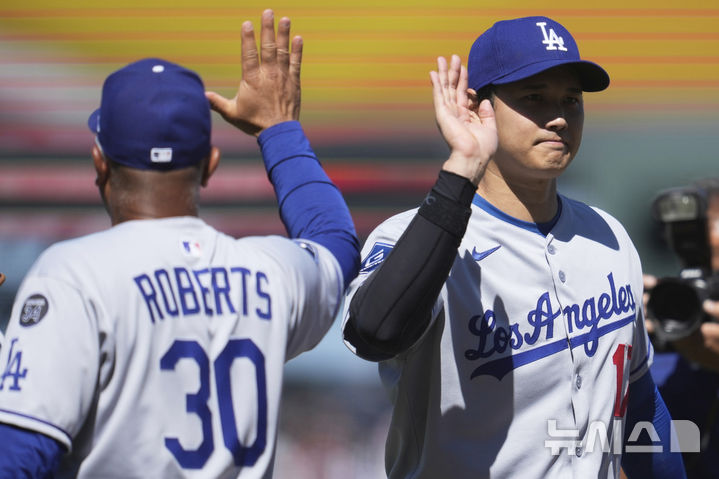 [샌프란시스코=AP/뉴시스] LA 다저스의 오타니 쇼헤이가 13일(현지 시간) 미 캘리포니아주 샌프란시스코 오라클 파크에서 열린 2025 메이저리그(MLB) 샌프란시스코 자이언츠와의 경기에서 11회 연장 접전 끝에 5-2 승리를거머쥐고 데이브 로버츠 다저스 감독과 하이파이브를 하고 있다. 2025.07.14.