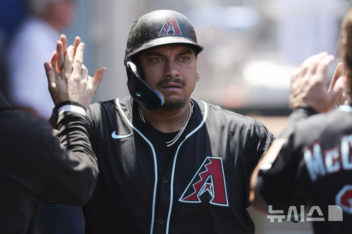 [애너하임=AP/뉴시스] 애리조나 다이아몬드백스의 조시 네일러가 13일(현지 시간) 미 캘리포니아주 애너하임의 에인절스타디움에서 벌어진 2025 MLB LA 에인절스와의 경기에 4번 타자 1루수로 선발 출전해 4회초 득점 후 더그아웃에서 동료들과 하이파이브하고 있다. 2025.07.25.