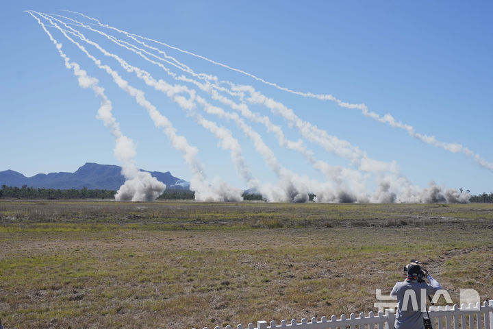 [AP/뉴시스] 고기동포로켓시스템(HMARS, 하이마스)에서 로켓들이 발사되고 있다