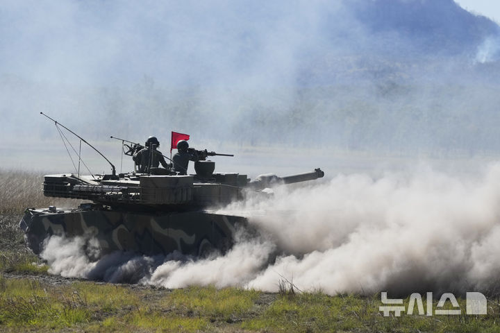 [AP/뉴시스] 호주 주도의 '부적의 칼' 합동훈련에 참여한 한국 군 병사가 14일 호주 록햄프턴 인근의 쇼올워터 훈련지역서 K1 탱크 발사를 하고 있다 