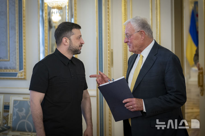 [AP/뉴시스] 우크라 대통령실 배포 사진으로 14일 젤렌스키 대통령이 키이우에 온 미국의 키스 켈로그 특사와 대화하고 있다