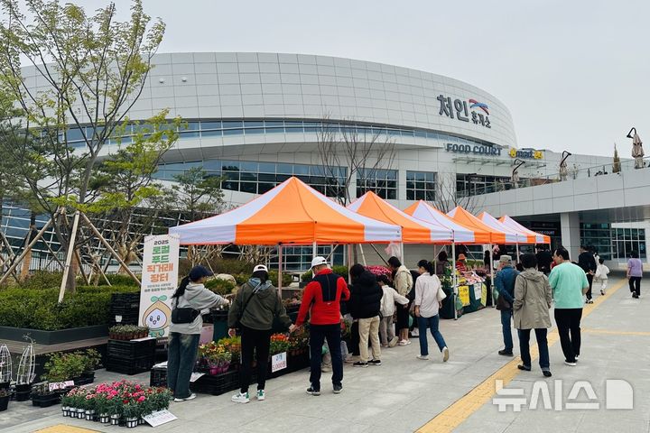 [용인=뉴시스]용인 처인휴게소 '로컬푸드 직거래 장터'(사진=용인시 제공) 2025.07.14.photo@newsis.com