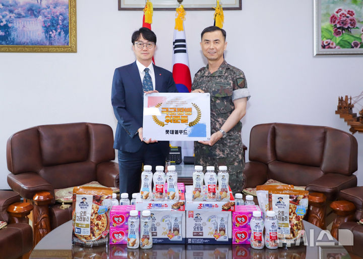 롯데웰푸드, 결연 군부대에 2억 상당 위문품 전달